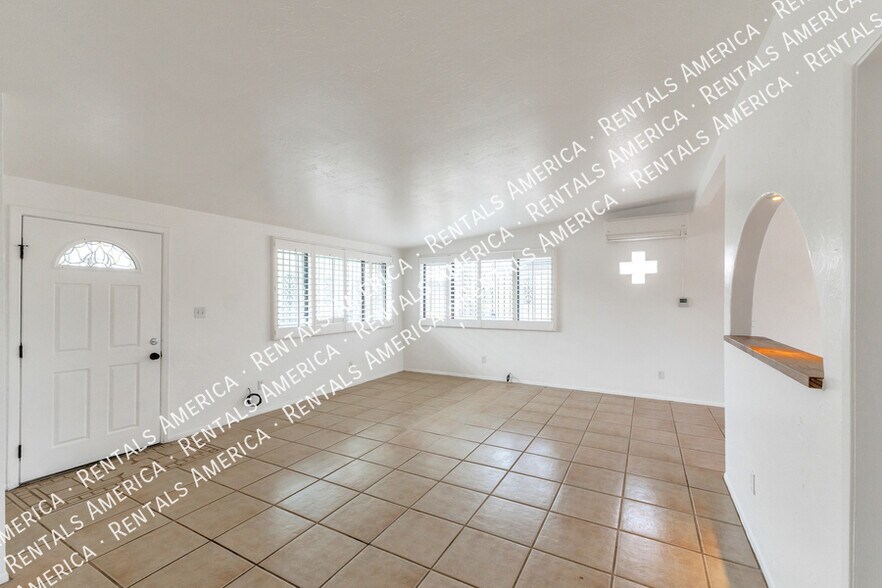 Building Photo - 801 E Holaway Dr