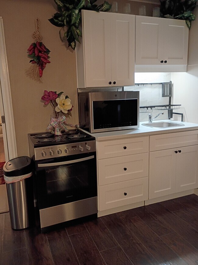 Building Photo - 5070 Fenwood Dr