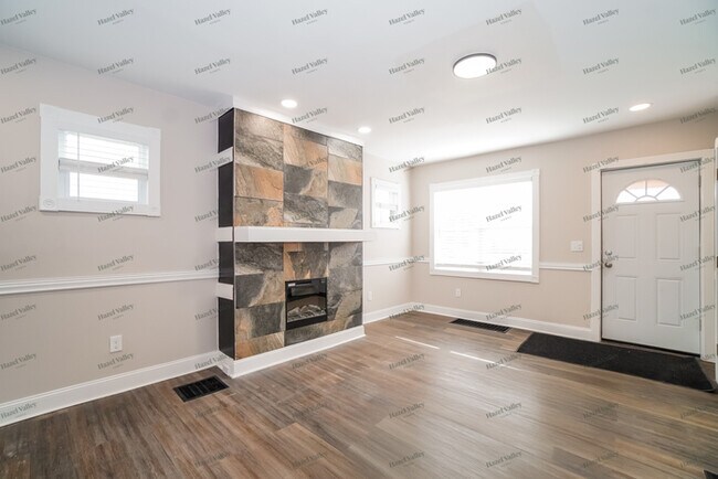 Building Photo - 1468 E Whittier St