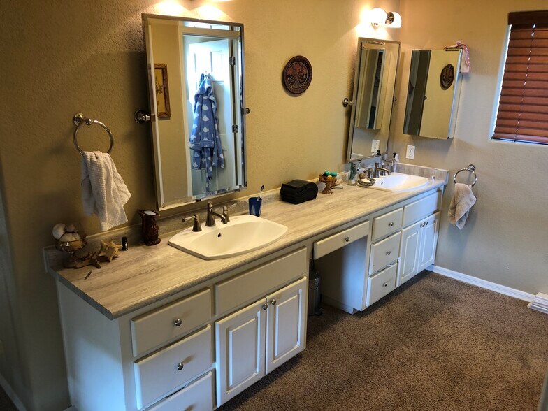 Building Photo - 2620 N Prospectors Rd