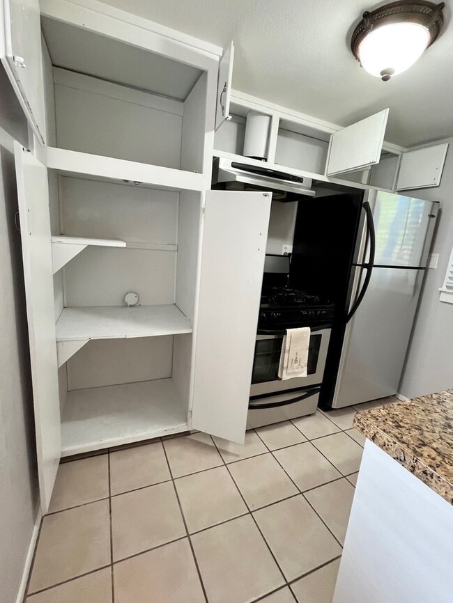 Building Photo - Quintessential Ventura 1 bed rear unit with LARGE, PRIVATE, BEAUTIFUL OUTDOOR LIVING AREA