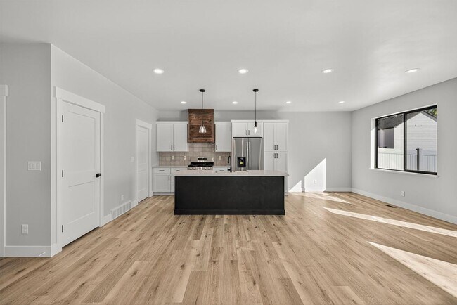 Building Photo - K551LI