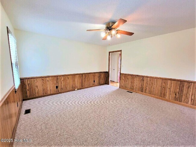 Building Photo - 304 Beech Ln
