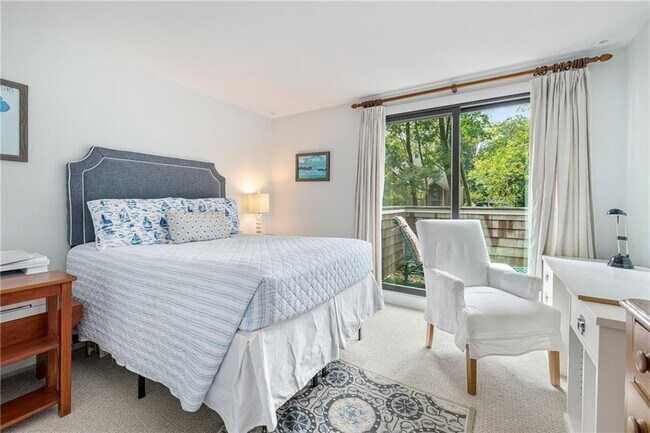 Building Photo - 140 Connection St