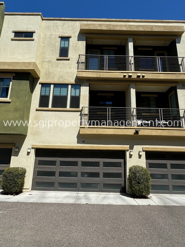 Building Photo - Luxurious Biltmore Townhome