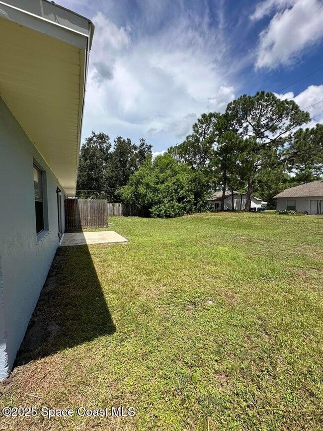 Building Photo - 1217 Schumann Dr