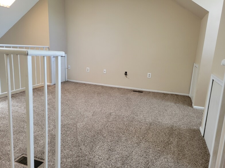 Loft - 6870 Ducketts Ln