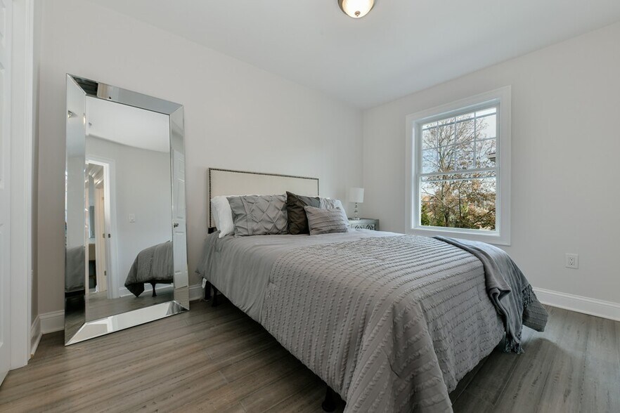 Building Photo - 224 Newbury Ave