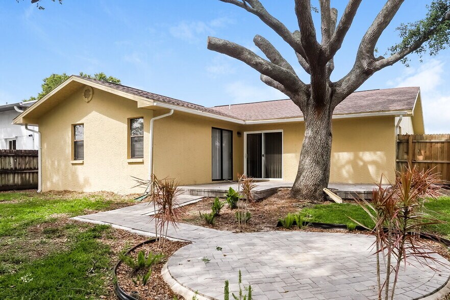 Building Photo - 12873 Pineway Dr