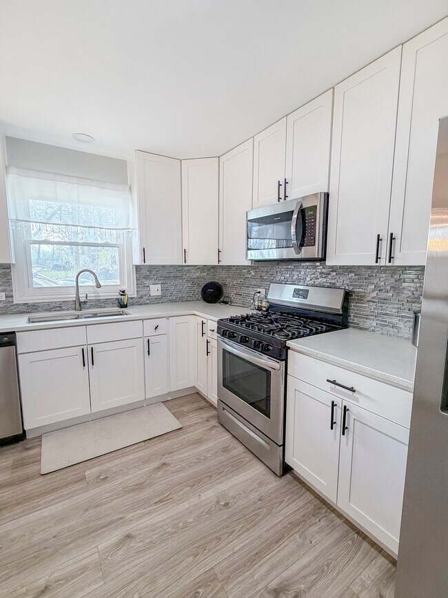 Building Photo - 9027 Skyline Dr