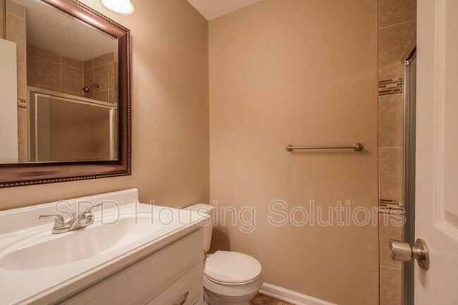 Building Photo - 208 SE Country Ln