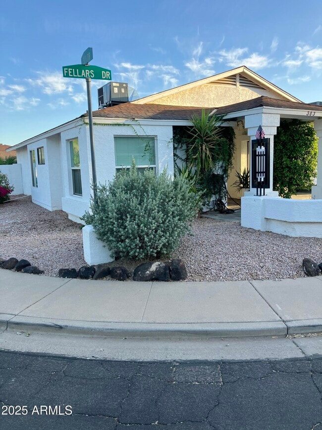 Building Photo - 303 W Fellars Dr