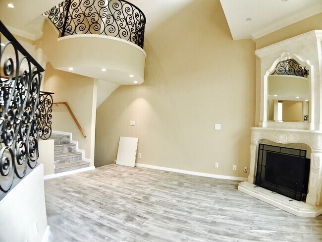 Building Photo - Beautiful Townhouse in Prime Glendale Area!
