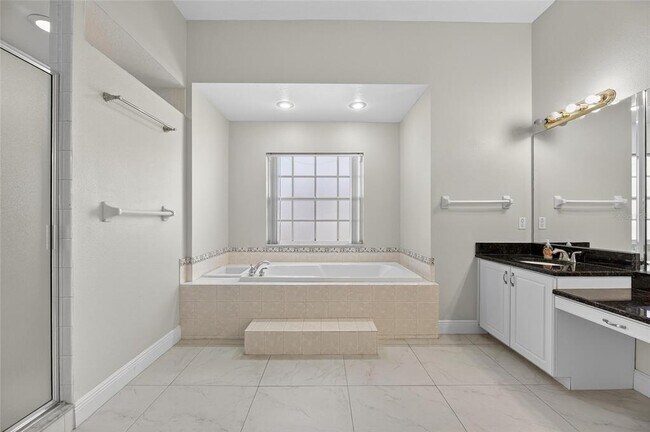 Building Photo - 172 Lake Shore Dr W