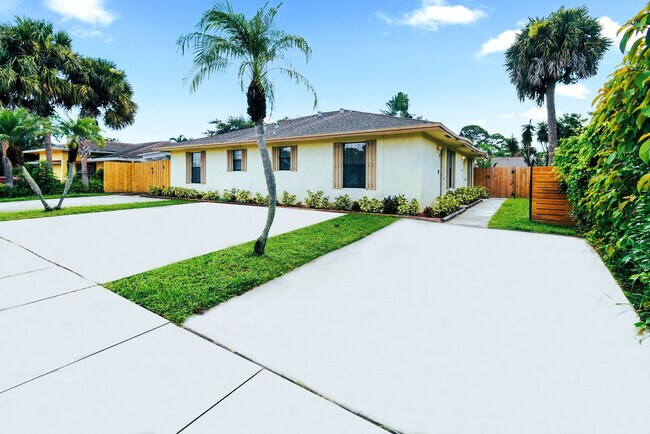 Building Photo - 9130 E Highland Pines Blvd