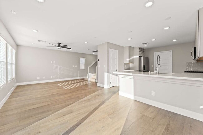 Building Photo - Beautiful two-story home with a bright open floor plan and modern finishes throughout. The spacio...