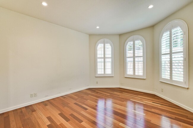 Building Photo - Beautiful and spacious 3 bedroom 2.5 bath ...
