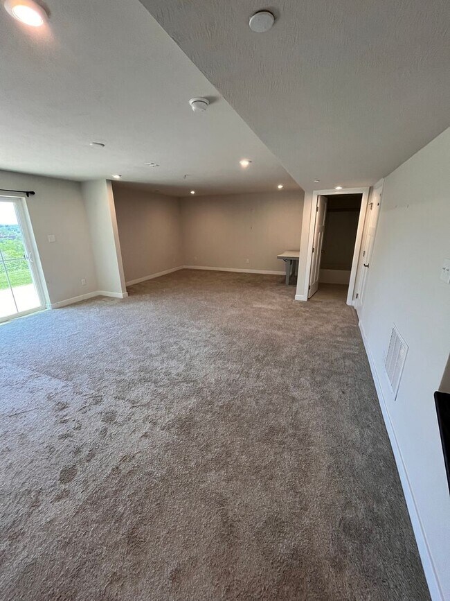 Building Photo - 437 Greenwood Dr