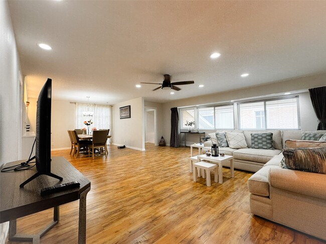 Building Photo - 637 S Ripple Creek Dr