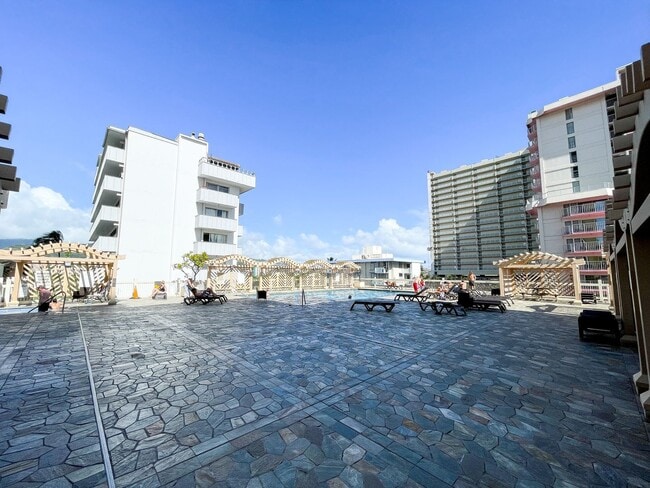 Building Photo - Fully Furnished Studio! Waikiki!
