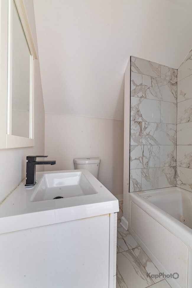 Building Photo - 527 N Ridgeway Ave