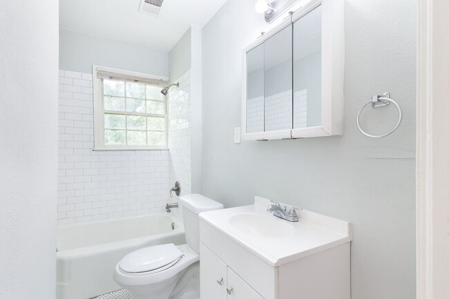 Building Photo - Spacious 3bd/2ba On Quiet Street Minutes F...