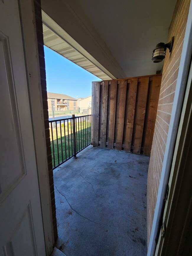 Building Photo - Large Two Bedroom Apt