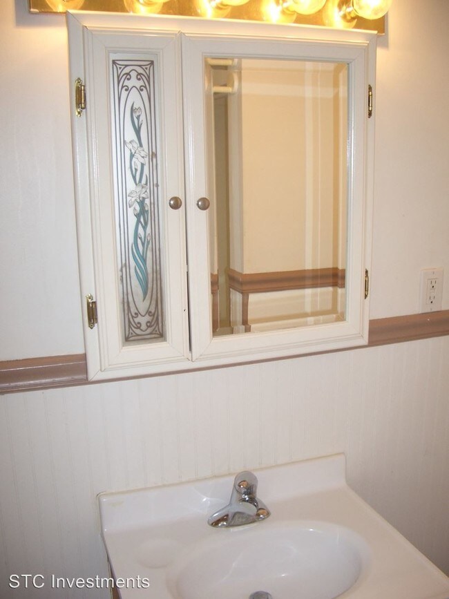 Building Photo - 4 br, 1.5 bath House - 527 N. Lafayette