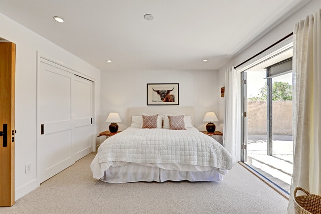 Building Photo - 4 S Vista De La Luna