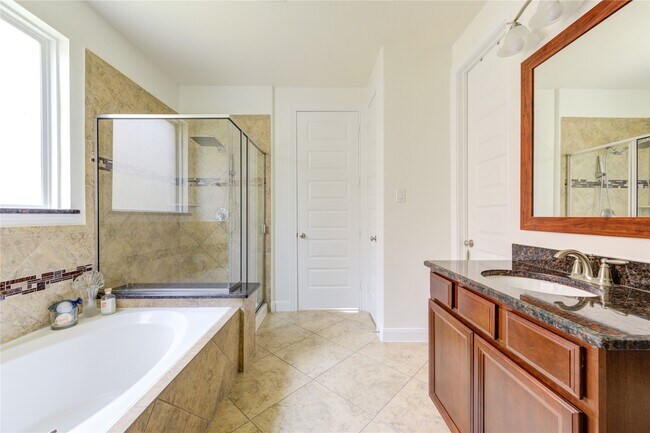 Building Photo - 27310 Onslow Run Dr