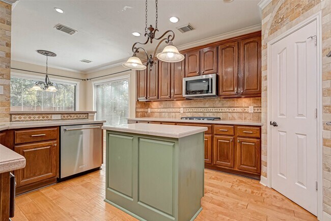 Building Photo - 11 Gabled Pines Pl