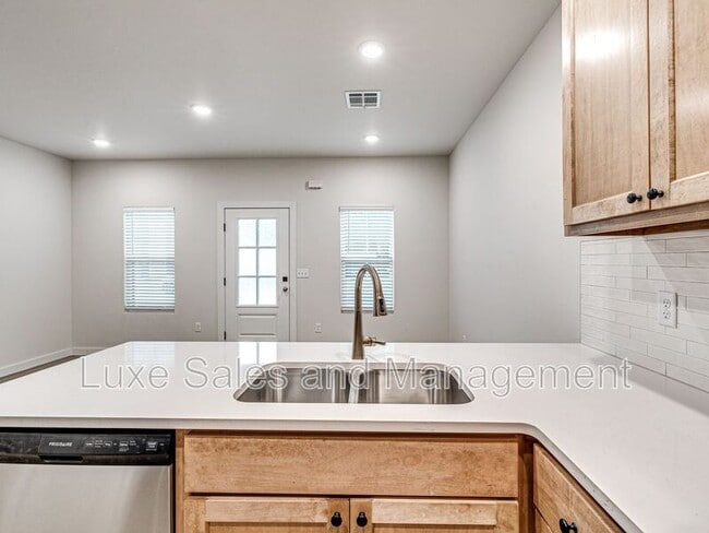 Building Photo - 604 W 2nd St