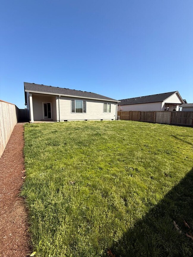 Building Photo - Newer single level 3 bed 2 bath home in NE Salem