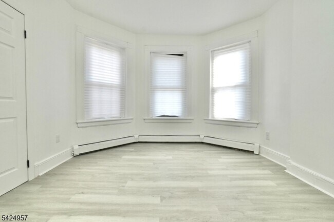 Building Photo - 11 Howard Pl