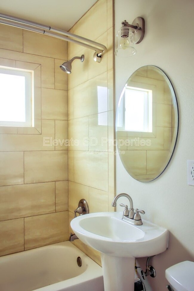 Building Photo - 2727 1/2 G Street