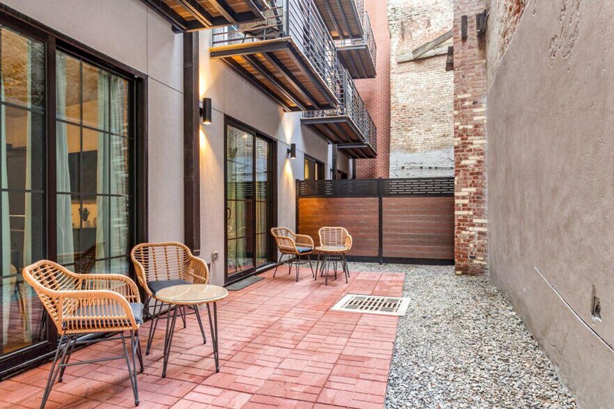 Building Photo - 611 Commerce St