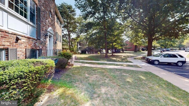 Building Photo - 2303 McGregor Ct