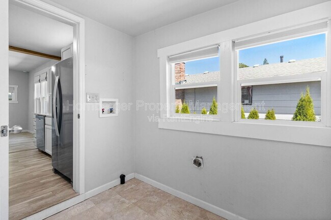 Building Photo - 1836 E 10th Ave