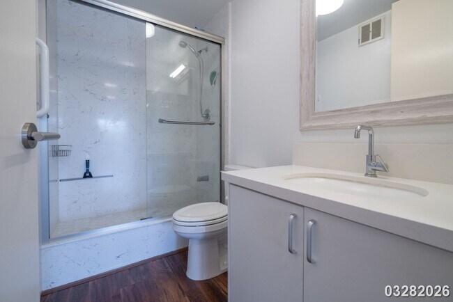 Building Photo - Convenient Honolulu Living – 1 Bedroom with Stunning Views!