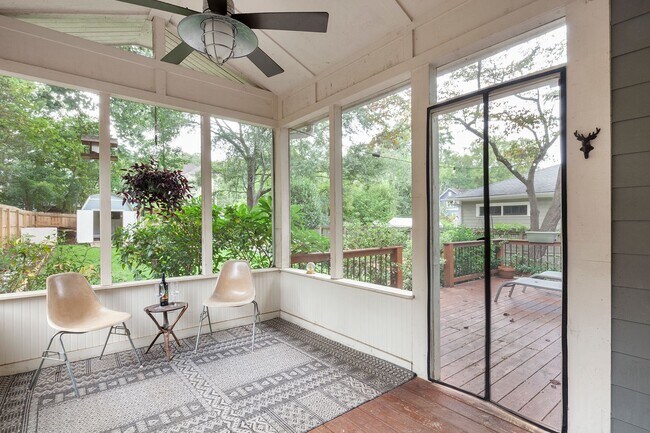 Building Photo - Beautiful 2bd/2ba Bungelow in Kirkwood wit...