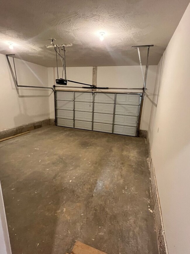 Building Photo - 3 bedroom 2 bath 2 car garage Bolivar MO