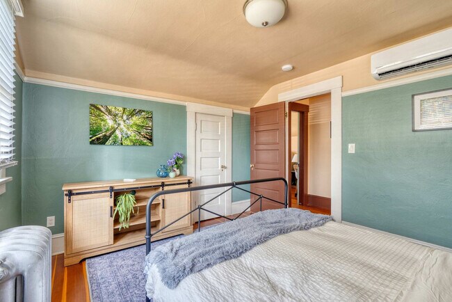 Building Photo - 2034 NE Flanders St