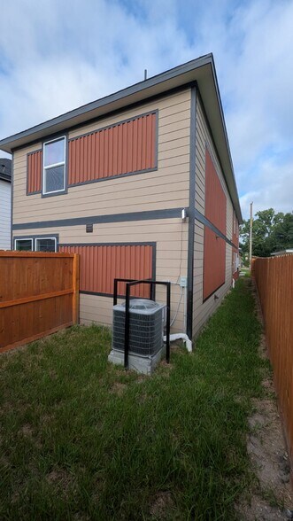 Building Photo - 7904 Shotwell St