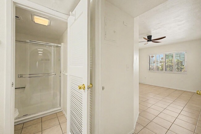 Building Photo - 3033 E Devonshire Ave