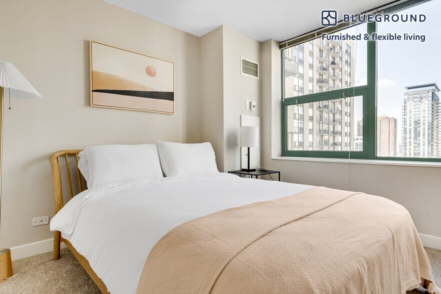 Building Photo - 77 W Huron St