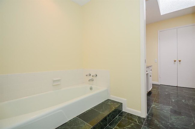 Building Photo - 130 Sugar Berry Cir