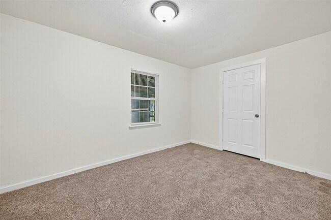 Building Photo - 16643 Lake Cir