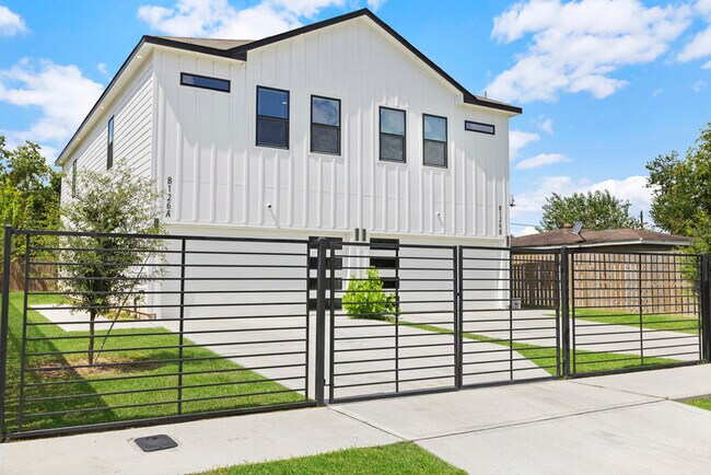 Building Photo - 8126 Panay Dr