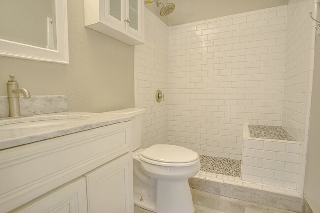 Building Photo - Beautifully Renovated 2BR in Navy Point - ...