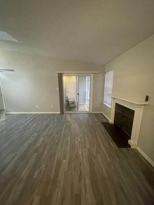 Building Photo - 611 Bluff Ct